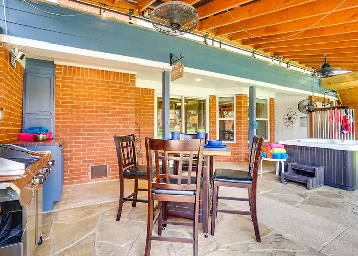 Hot Tub & Game Room! 15 Mi To At&t Stadium Vakantiehuis